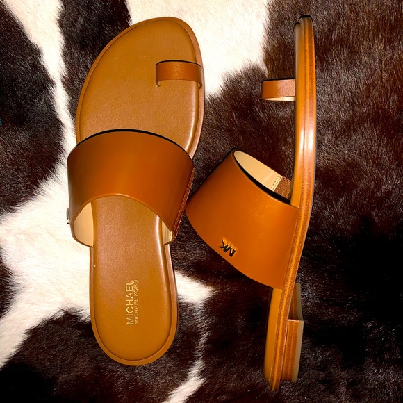 AUGUST FLAT - Picture 2 of 4